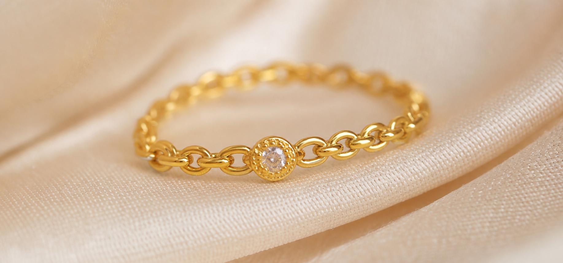 Close-up of the linked band and clear centerpiece on Golden Link Solitaire Ring